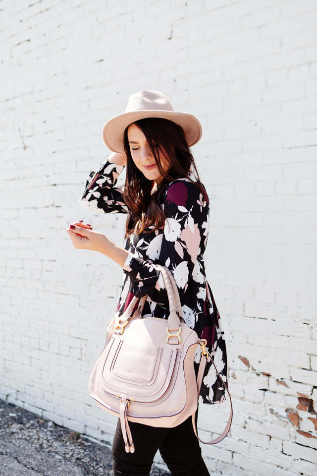 Floral blouse with black skinny jeans and blush hat and purse on Kendi Everyday