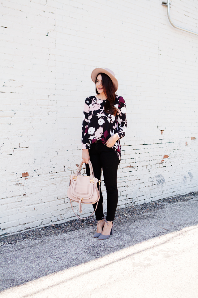 Floral blouse with black skinny jeans and blush hat and purse on Kendi Everyday