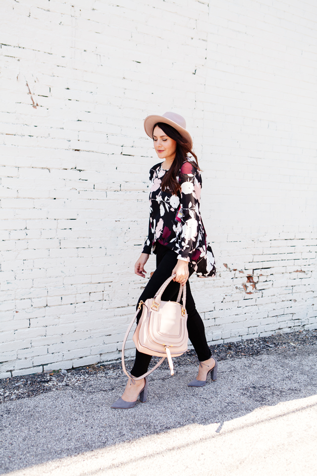 Floral blouse with black skinny jeans and blush hat and purse on Kendi Everyday