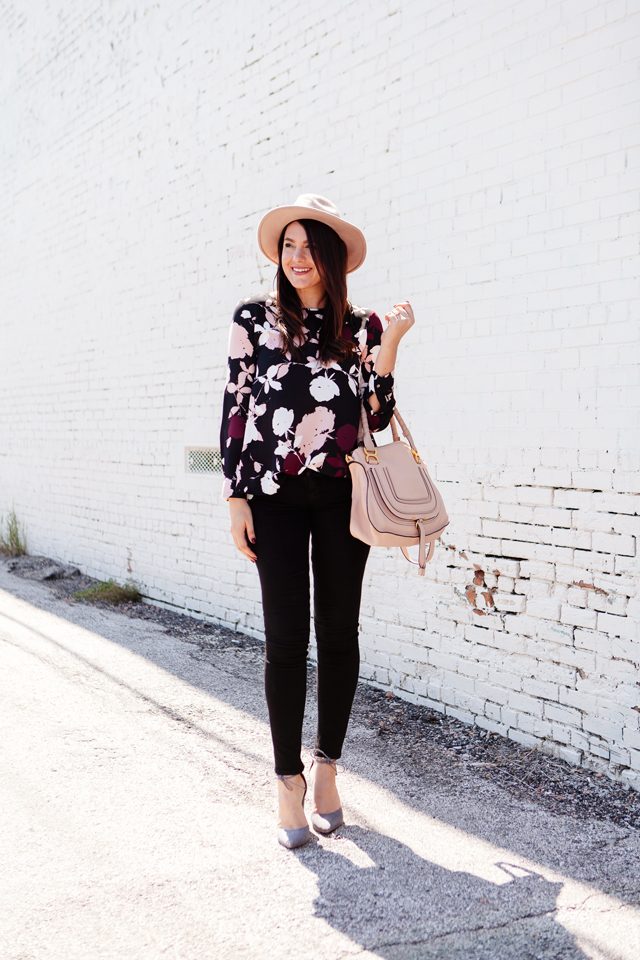 Floral blouse with black skinny jeans and blush hat and purse on Kendi Everyday