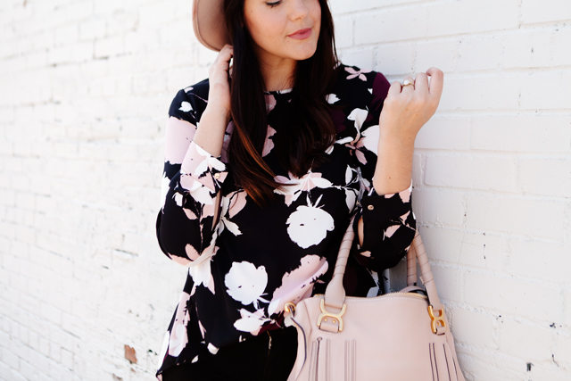 Floral blouse with black skinny jeans and blush hat and purse on Kendi Everyday