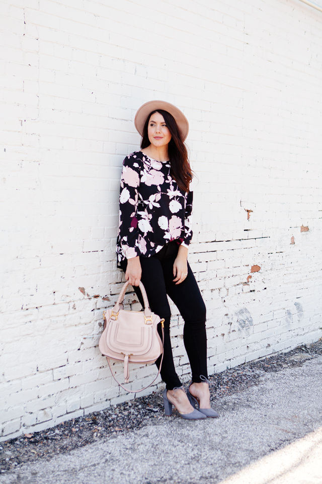 Floral blouse with black skinny jeans and blush hat and purse on Kendi Everyday