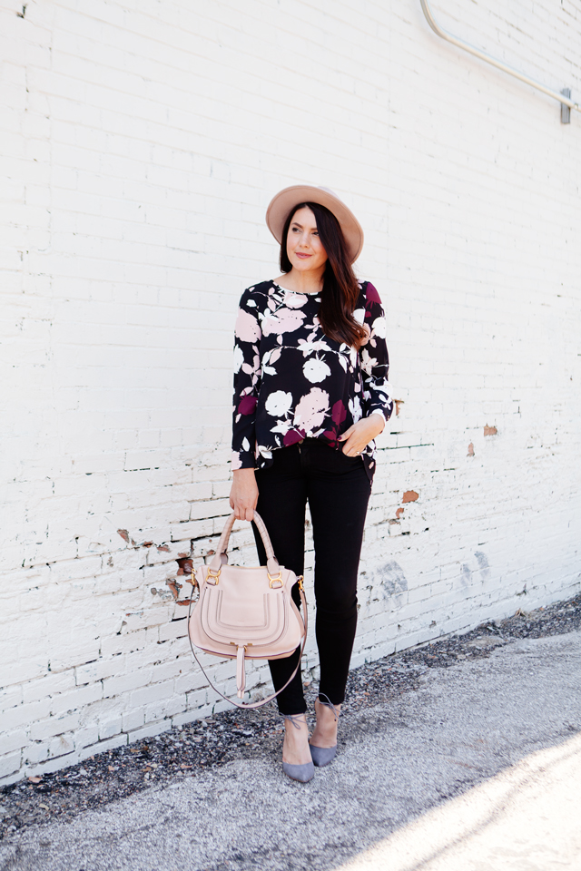 Floral blouse with black skinny jeans and blush hat and purse on Kendi Everyday