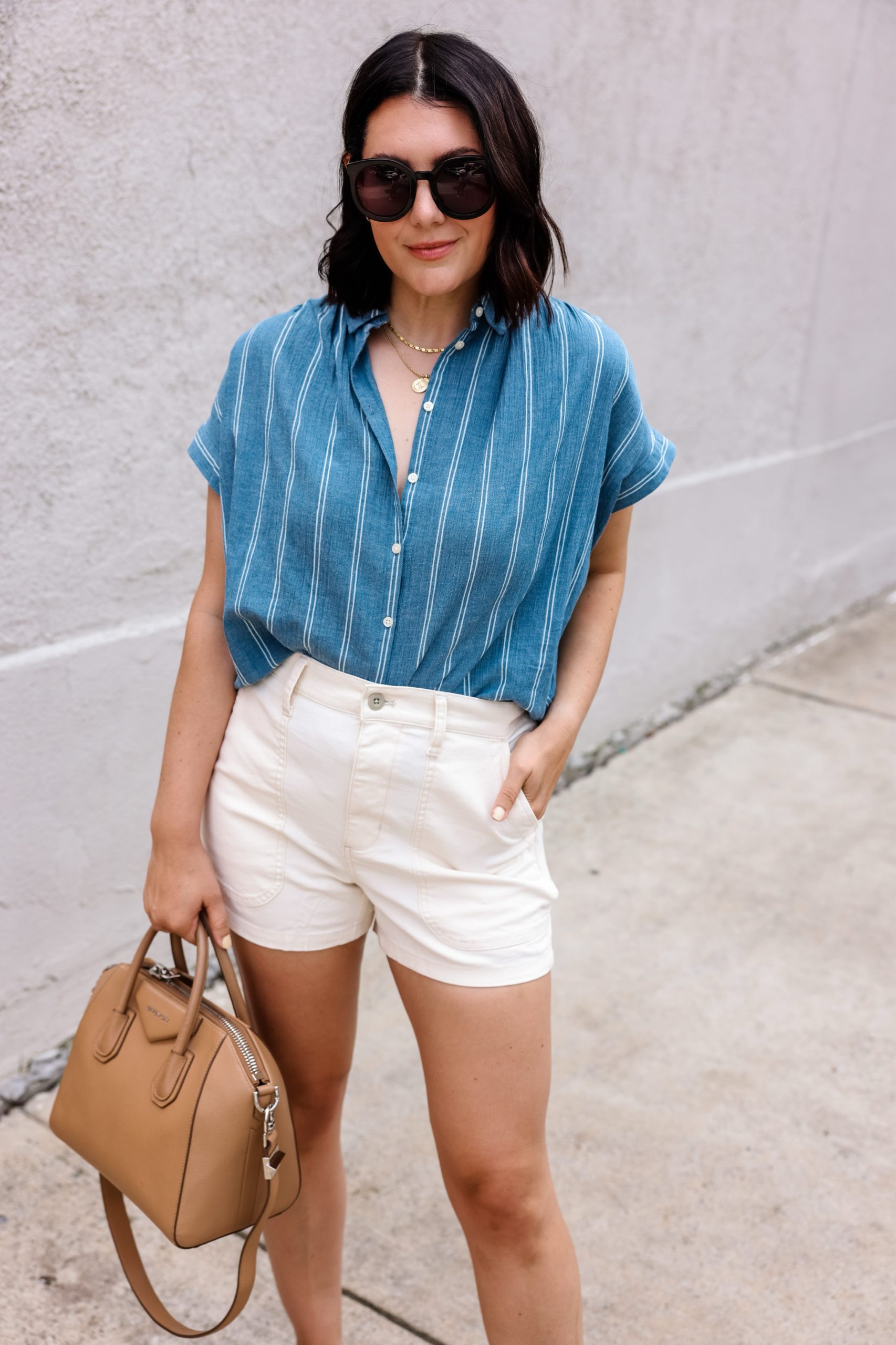 Kendi Everyday wearing Madewell Central Shirt and Madewell Utility  Shorts_04